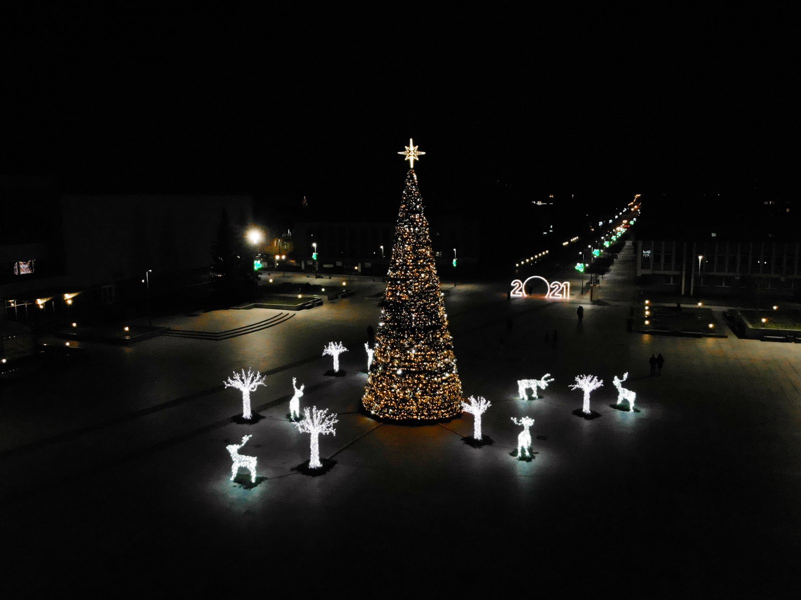 You are currently viewing Žaviausią kalėdinę eglę Marijampolė įžiebė tyliai ir saugiai – centrinėje aikštėje nušvito visa šventinė giria