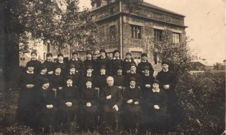 Read more about the article Šventosios Šeimos seserų vienuolijos namai